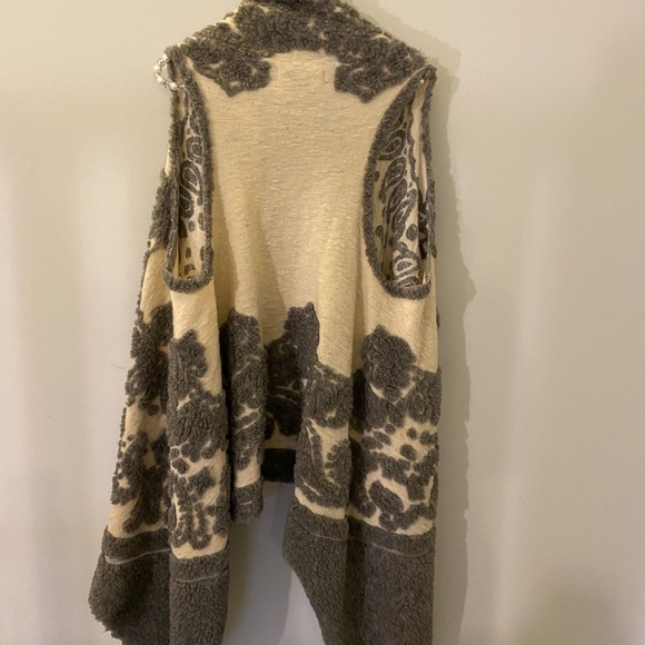 Cosy grey and cream vest - Picture 2 of 4